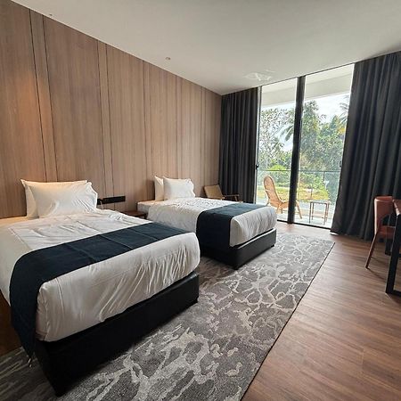 Roxy Beach Resort Sematan Bagian luar foto