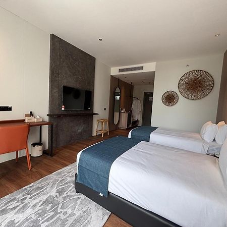 Roxy Beach Resort Sematan Bagian luar foto