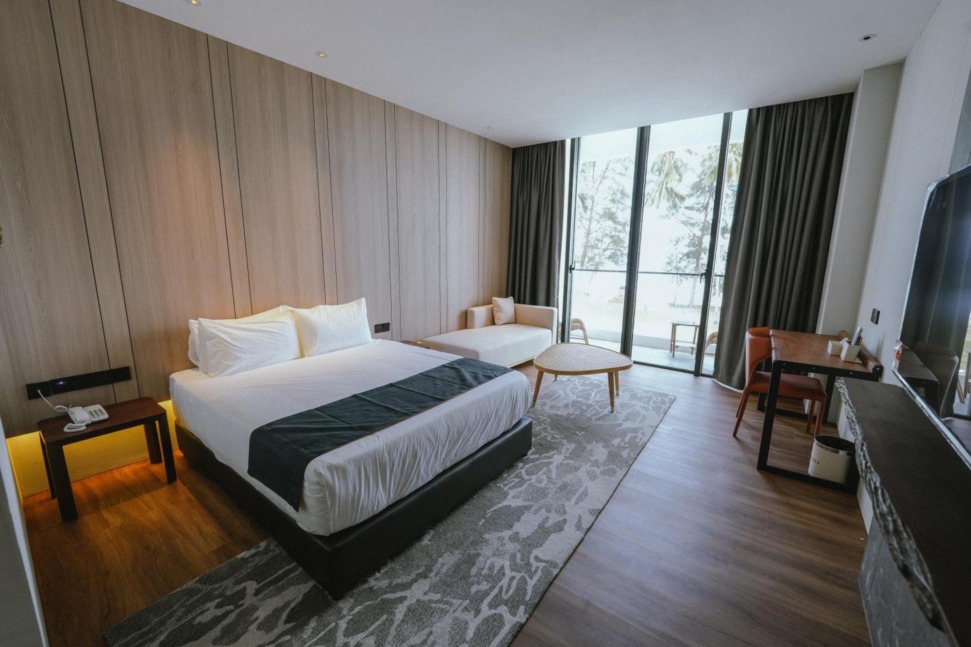Roxy Beach Resort Sematan Bagian luar foto