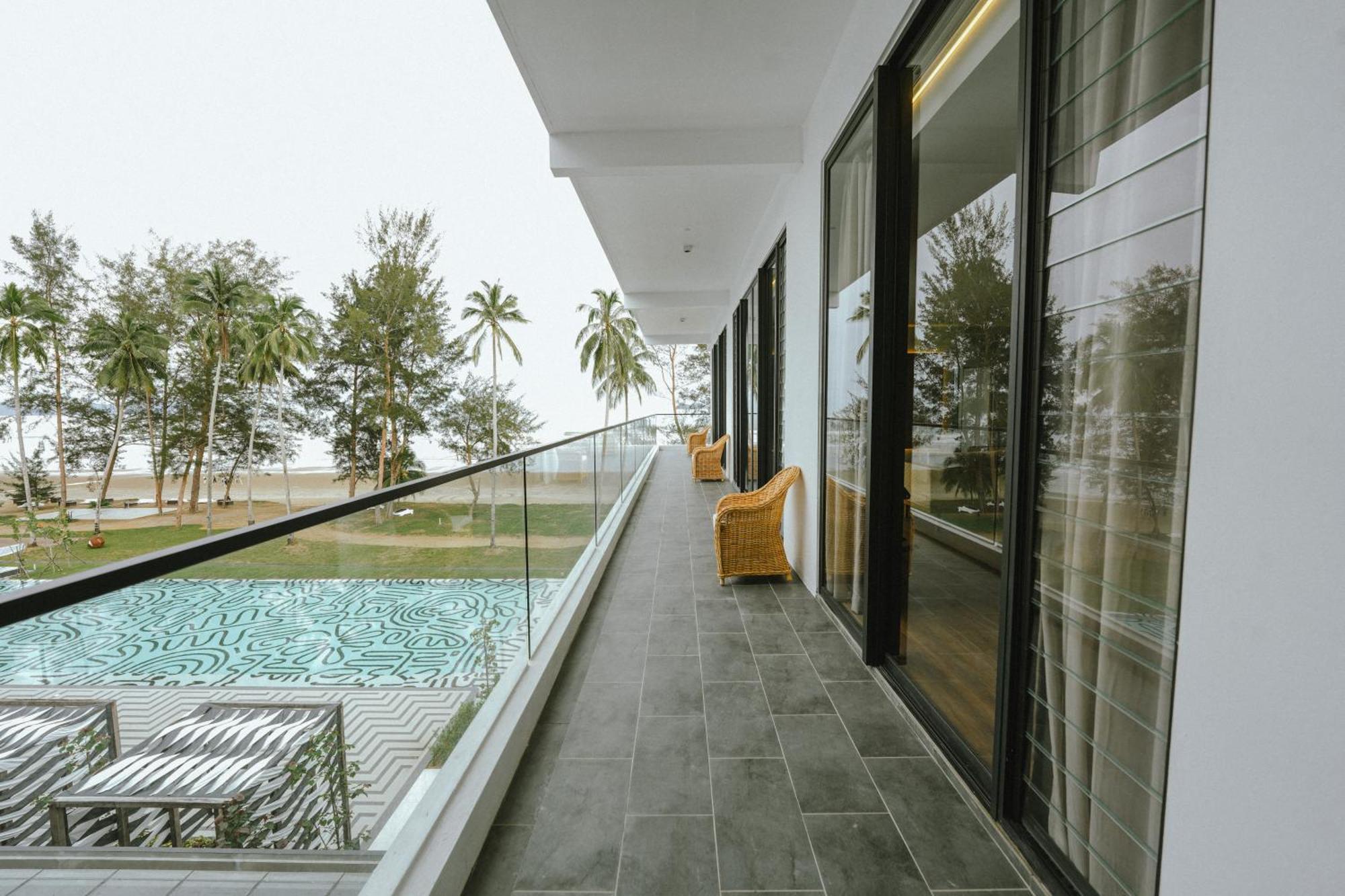 Roxy Beach Resort Sematan Bagian luar foto