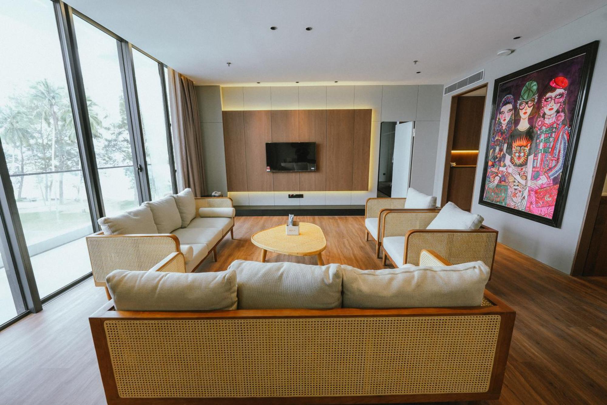 Roxy Beach Resort Sematan Bagian luar foto