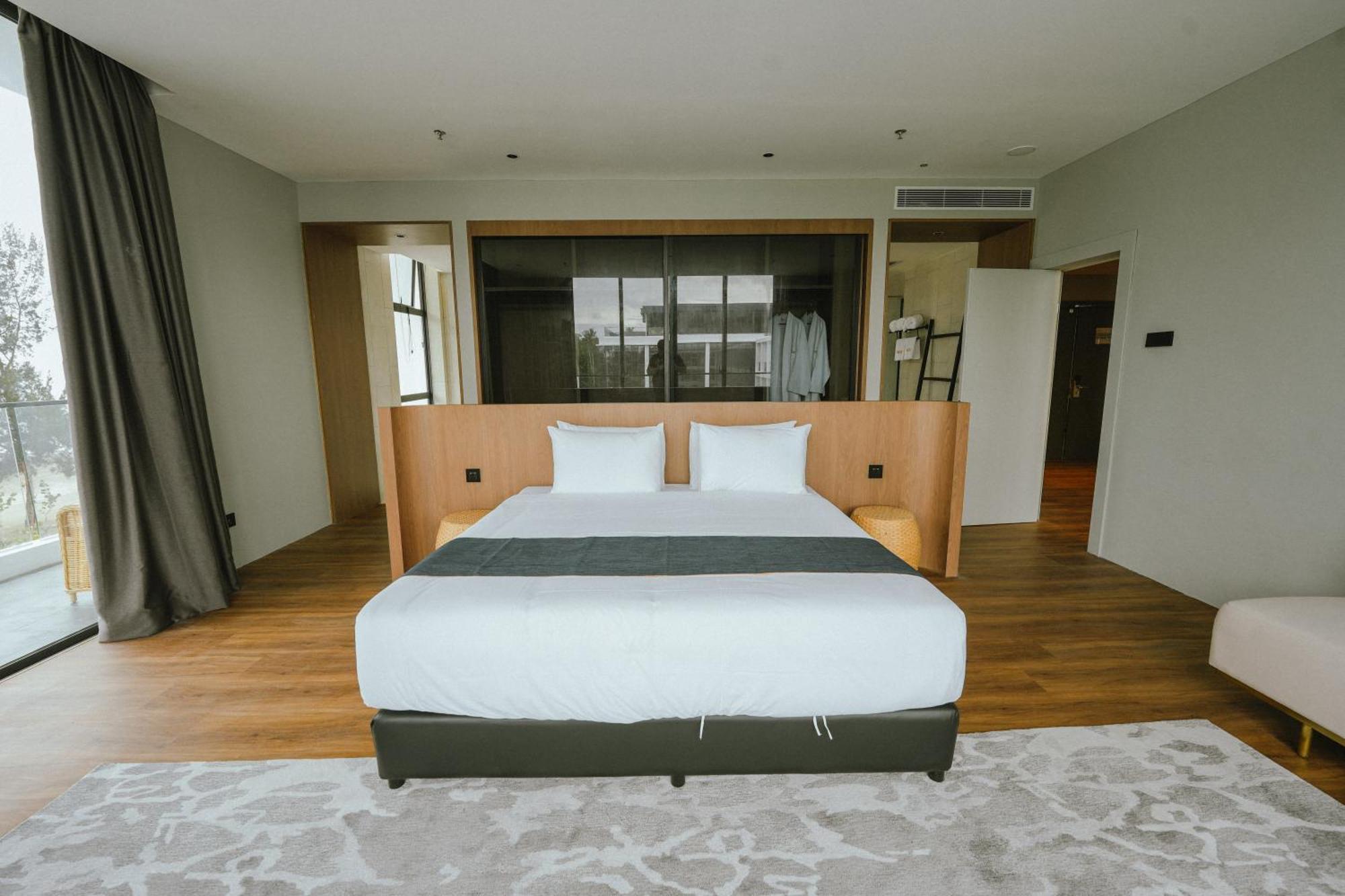 Roxy Beach Resort Sematan Bagian luar foto