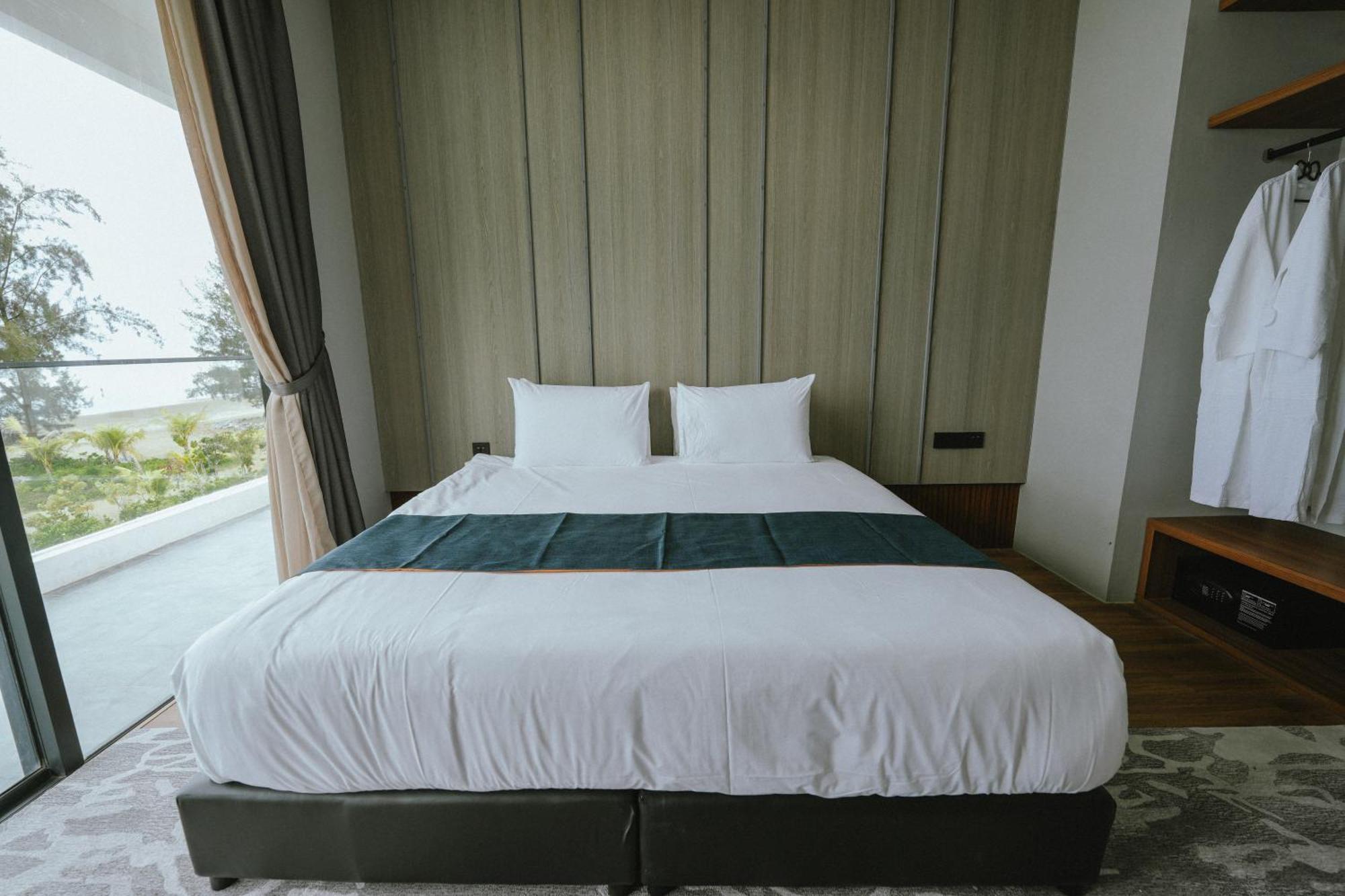 Roxy Beach Resort Sematan Bagian luar foto
