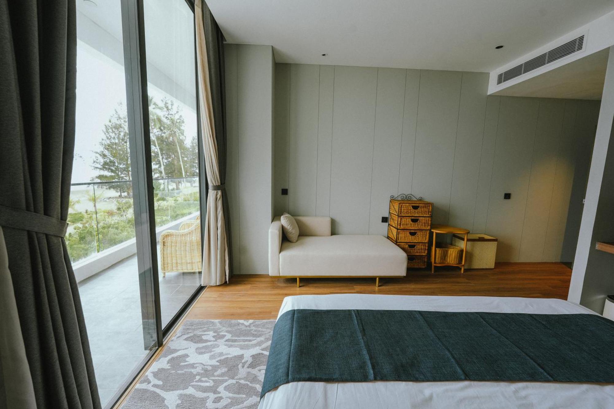 Roxy Beach Resort Sematan Bagian luar foto