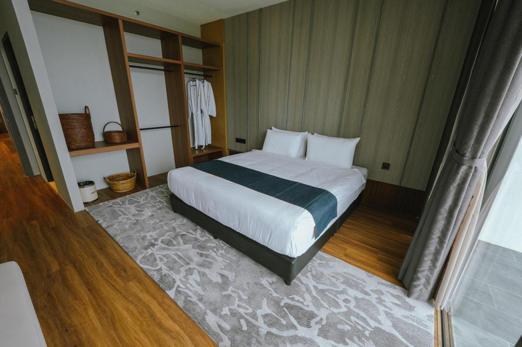 Roxy Beach Resort Sematan Bagian luar foto