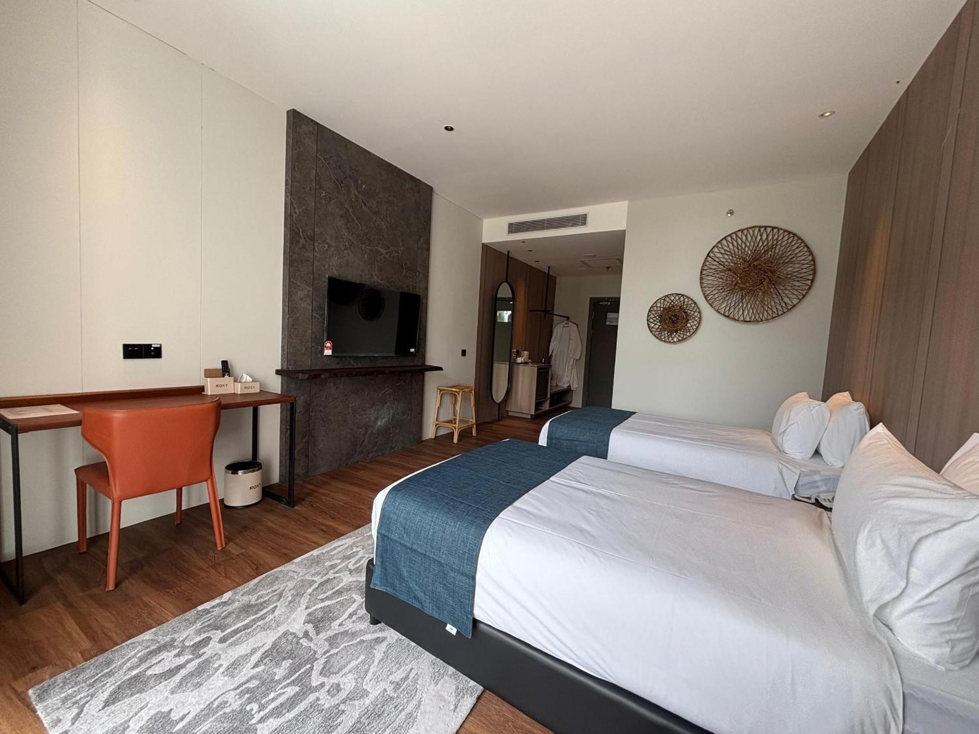 Roxy Beach Resort Sematan Bagian luar foto