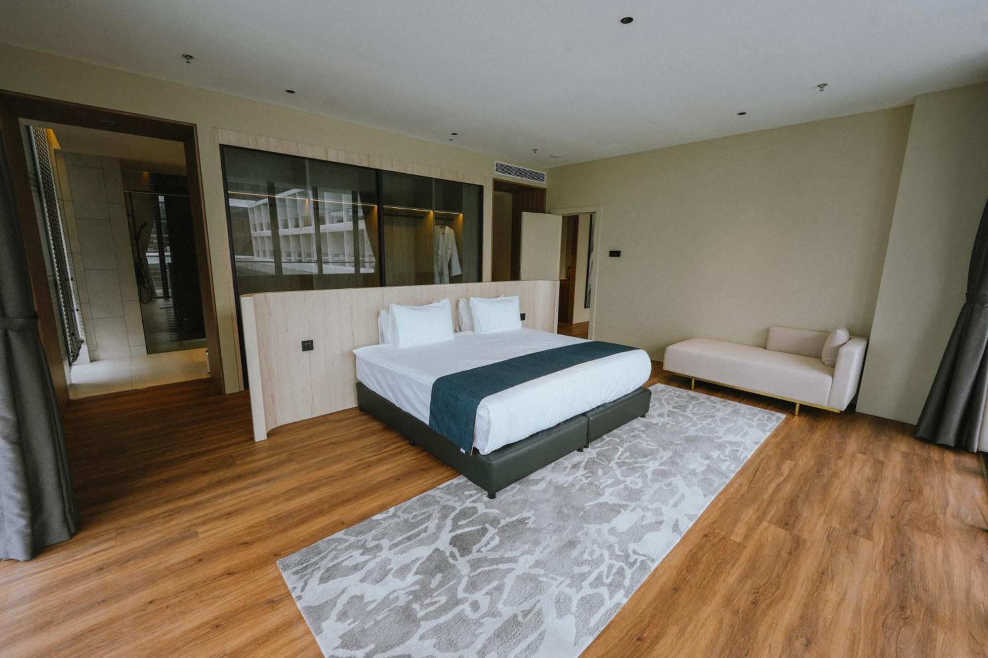 Roxy Beach Resort Sematan Bagian luar foto