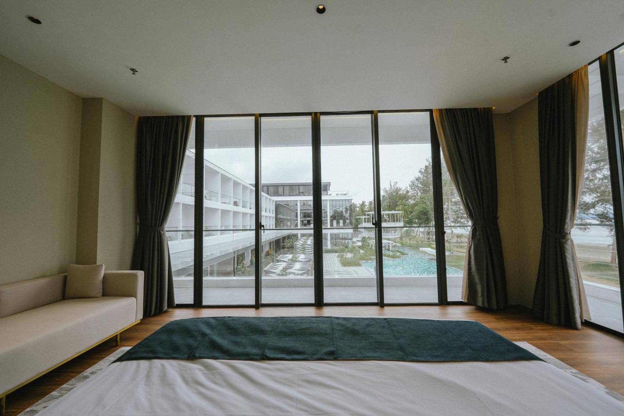 Roxy Beach Resort Sematan Bagian luar foto