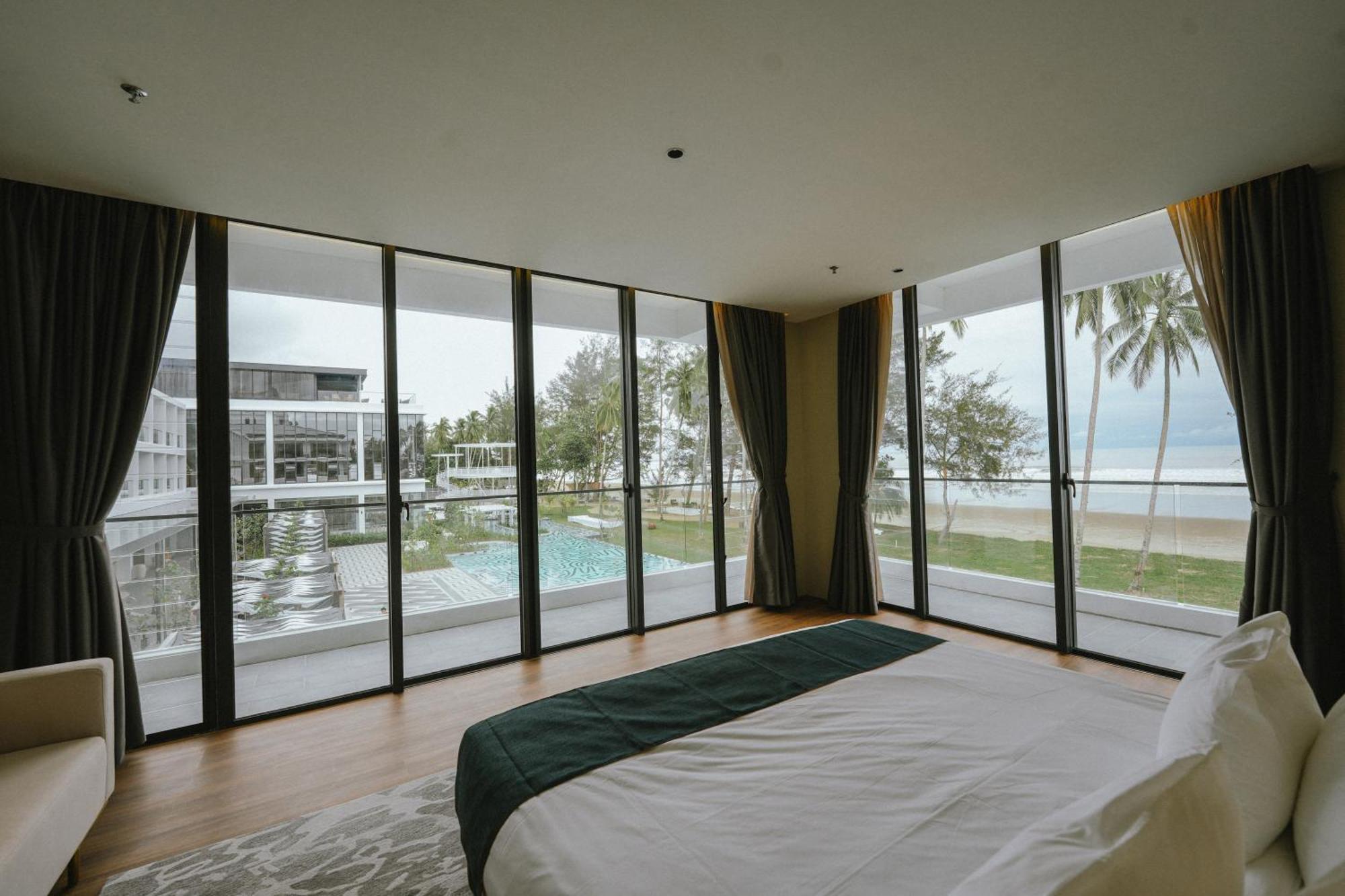 Roxy Beach Resort Sematan Bagian luar foto