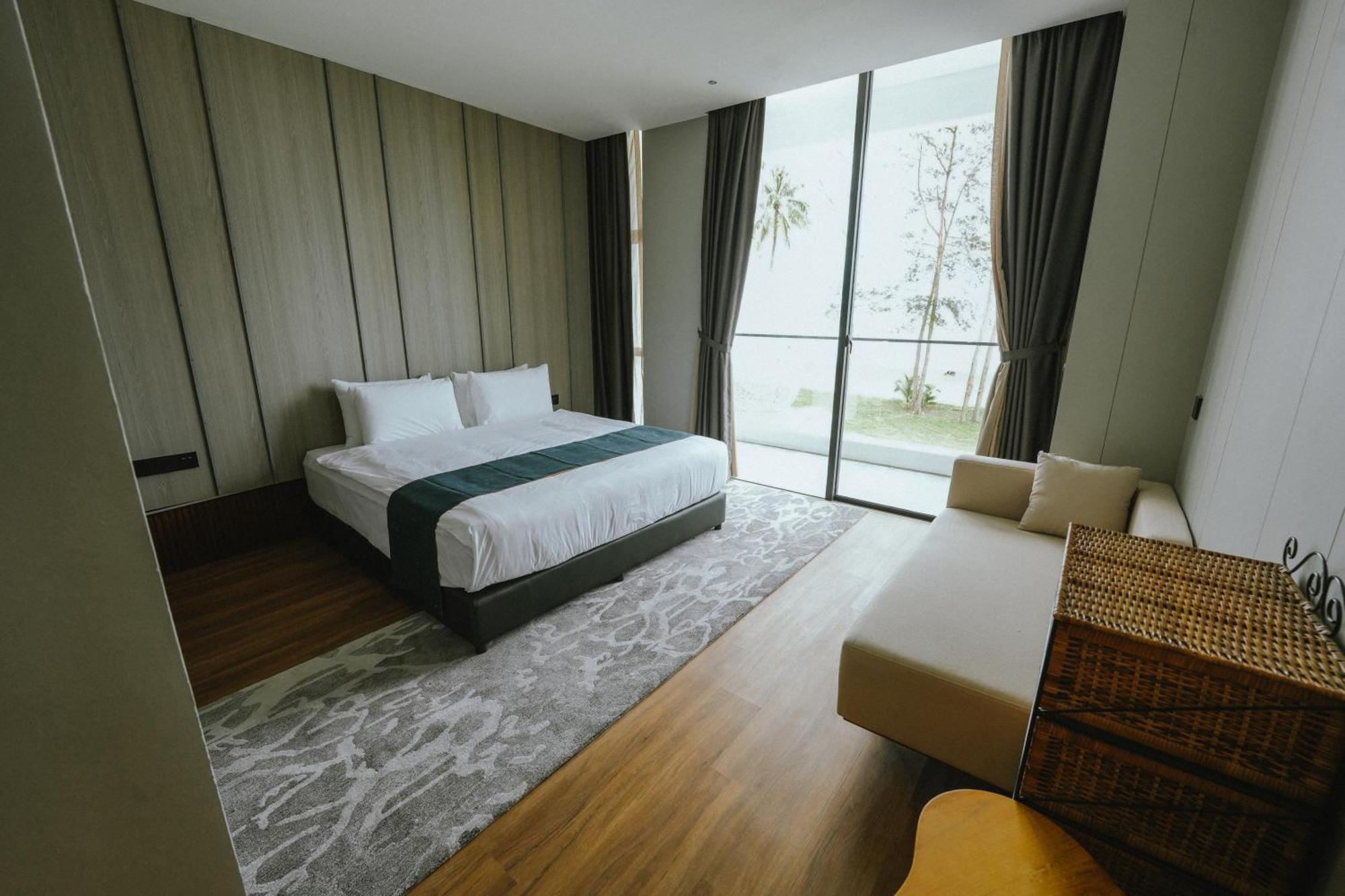 Roxy Beach Resort Sematan Bagian luar foto