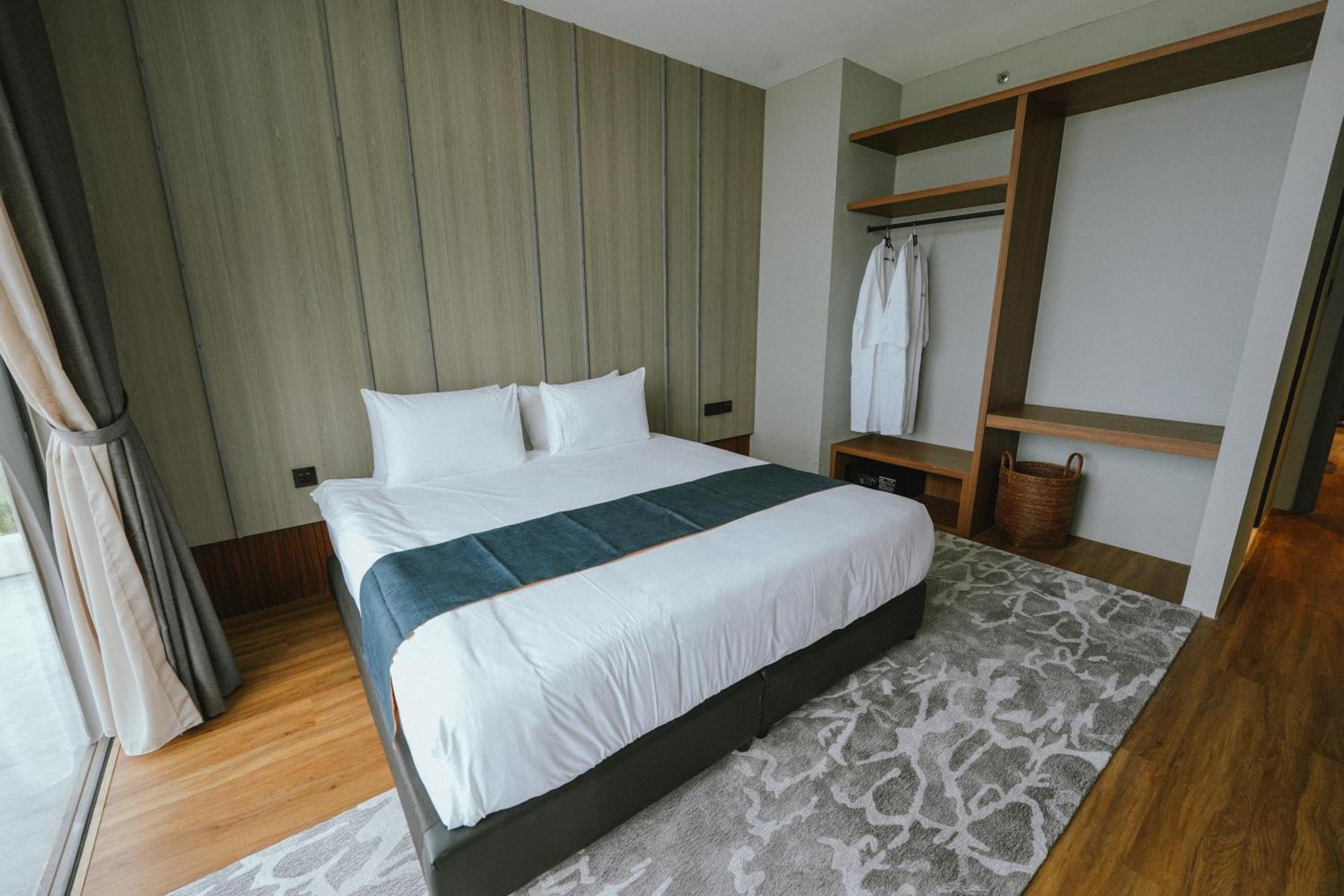 Roxy Beach Resort Sematan Bagian luar foto