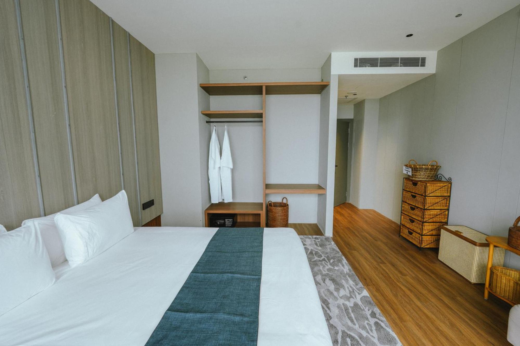Roxy Beach Resort Sematan Bagian luar foto