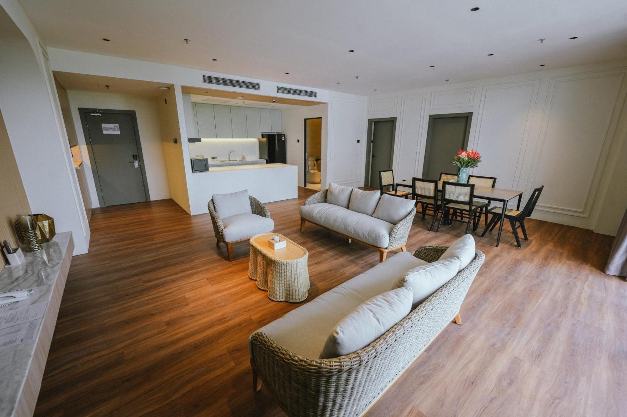 Roxy Beach Resort Sematan Bagian luar foto