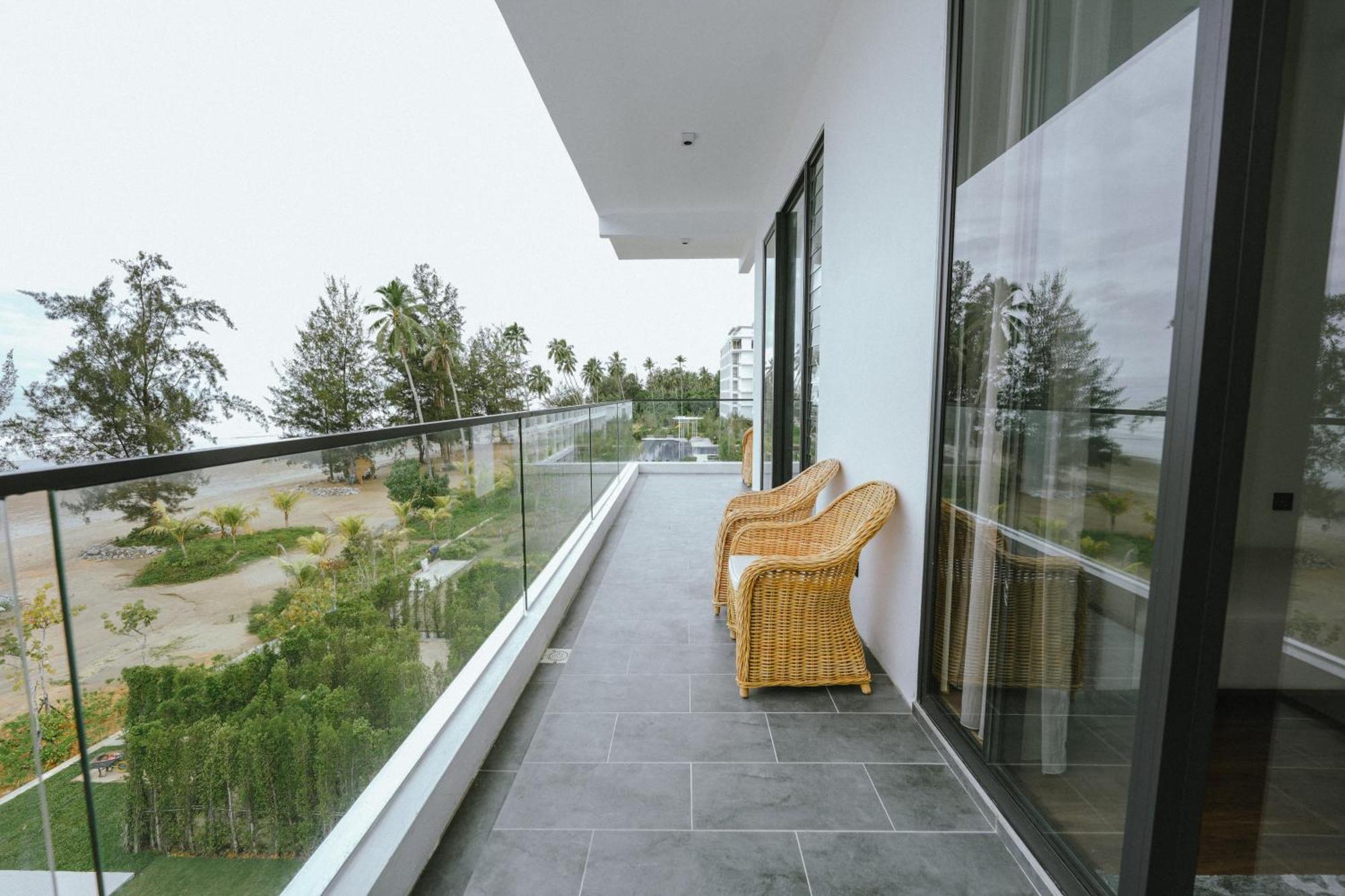Roxy Beach Resort Sematan Bagian luar foto