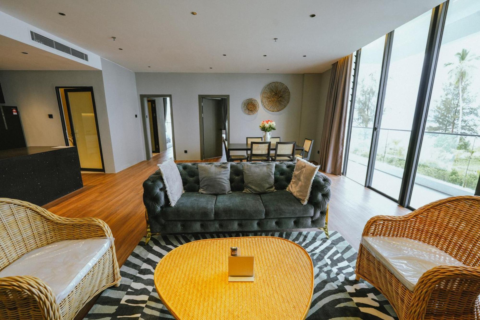Roxy Beach Resort Sematan Bagian luar foto