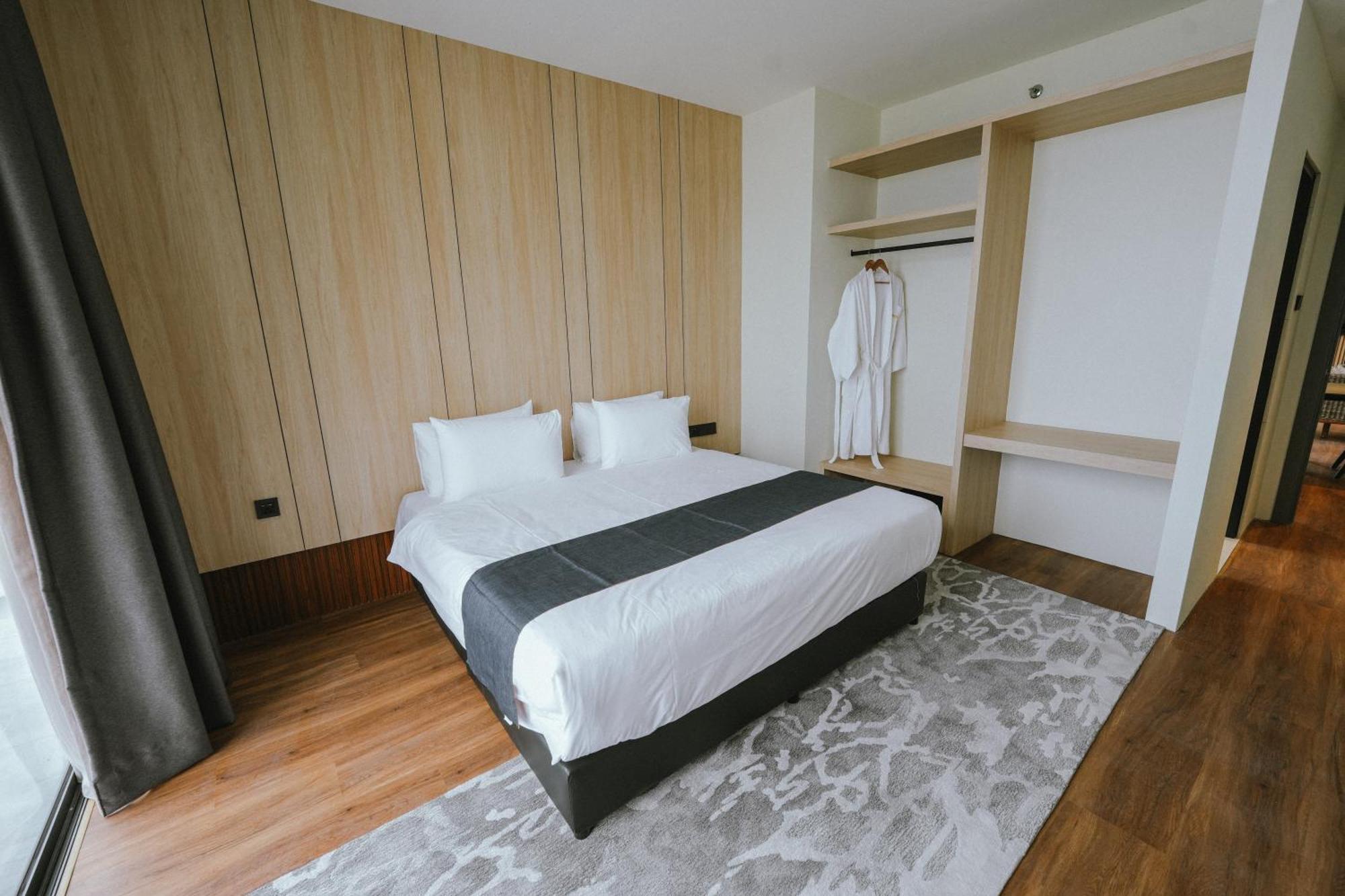 Roxy Beach Resort Sematan Bagian luar foto