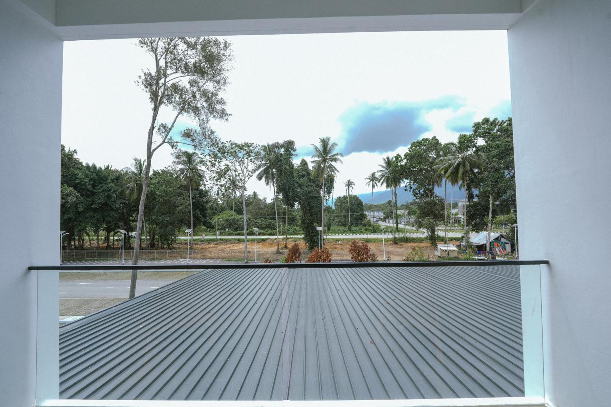 Roxy Beach Resort Sematan Bagian luar foto