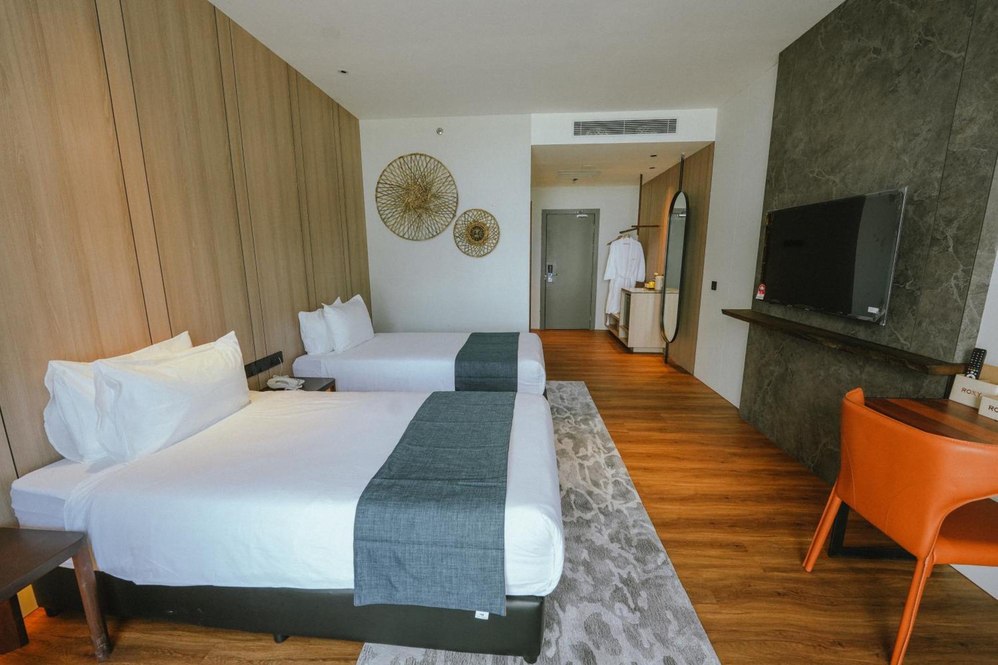 Roxy Beach Resort Sematan Bagian luar foto